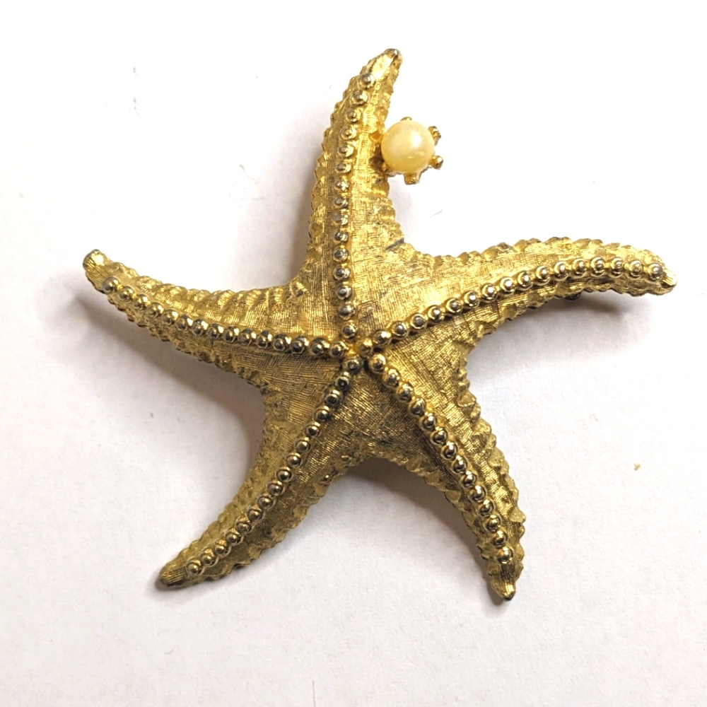 Vintage Signed JS Starfish Brooch Gold-Tone with Simulated Pearl‎ Accent